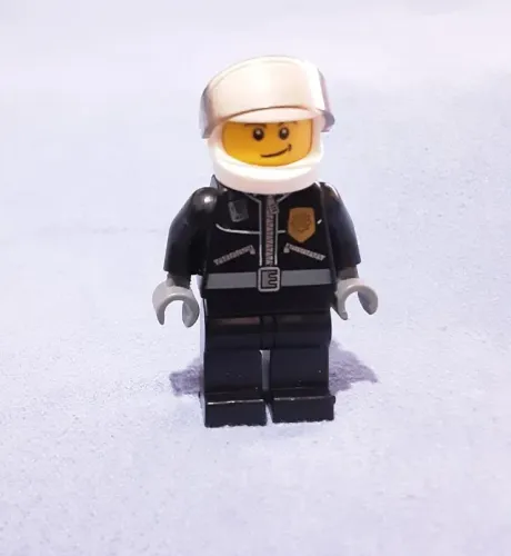 LEGO minifigura policial, com marcas no torso e nas pernas (Set 60023) (RARO)