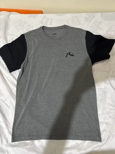 camisa rusty nova cinza com manga preta tamanho 14