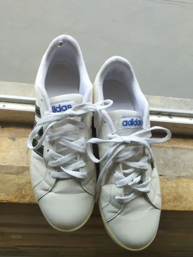 Tênis Adidas clássico bicolor