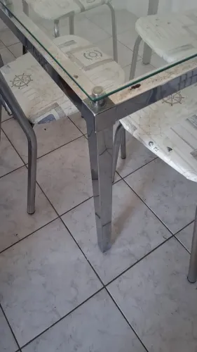 Mesa com tampo de vidro inox com 4 cadeiras 450 reais