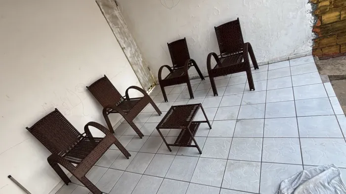 Conjunto de cadeiras, 4  e uma mesinha 