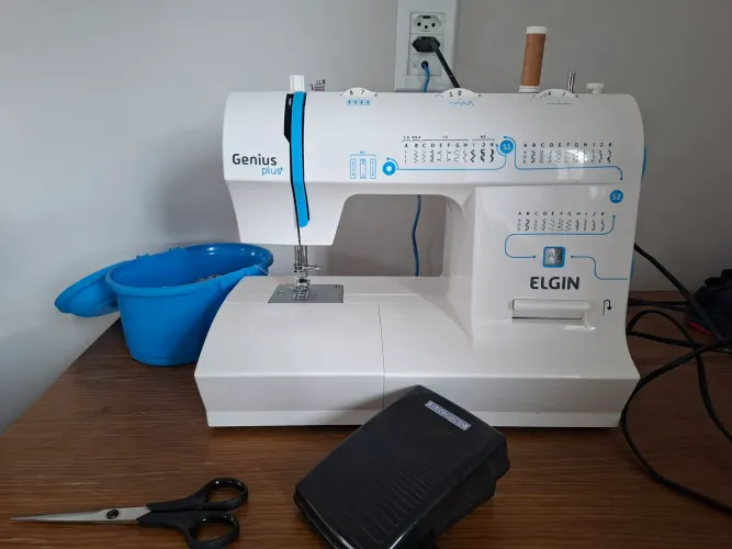 Máquina de Costura Elgin Genius Plus JX-4035 Branca/Azul 220V -