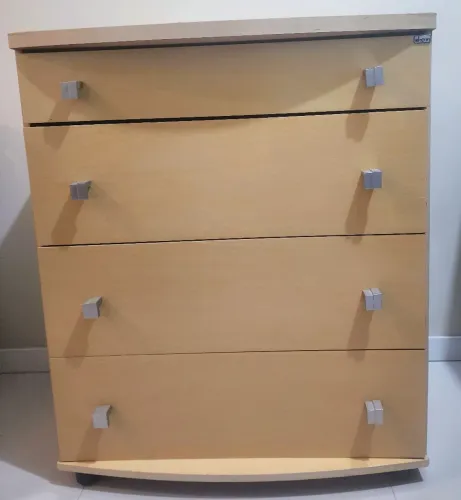 Cômoda Bege com 4 Gavetas - Bom Espaço para Organização