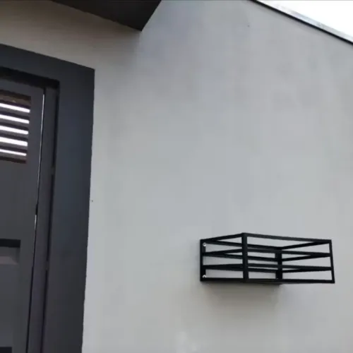 Lixeira reforçada para por no muro ou grade
