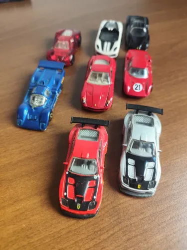 Lote c/ 8 carrinhos hotwheels tema Ferrari