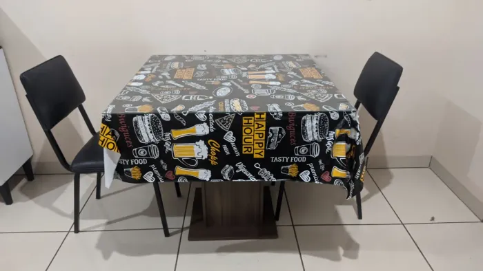 Mesa com duas cadeiras