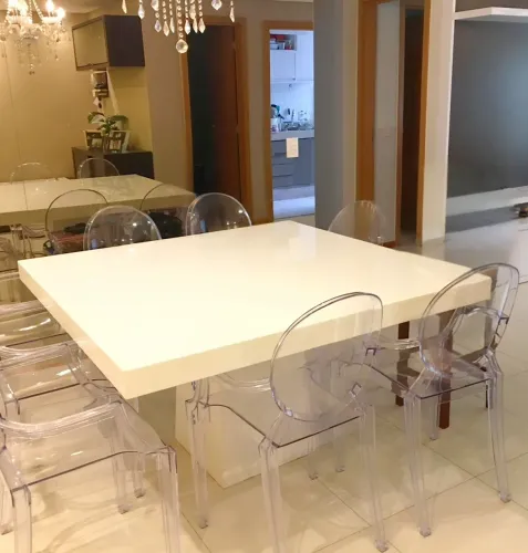 Mesa quadrada branca com tampo de vidro