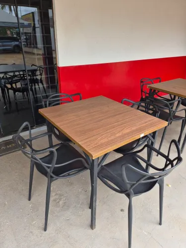 Mesa estilo industrial 90x80 com 4 cadeiras allegra preta