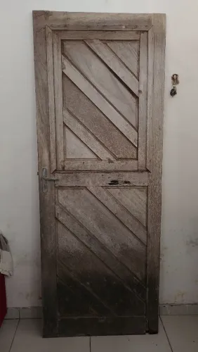 Porta de madeira 2,10 por 0,80/ 230,00$