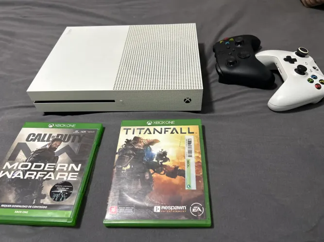 Xbox One S 1TB + 2 Controles + 2 Jogos Físicos | COD MW + Titanfall