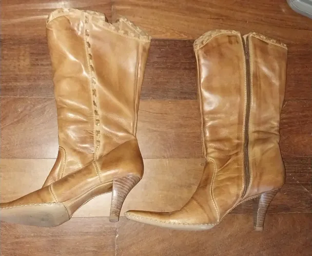 Vendo: 2 botas de couro vintage e uma de camurça, excelente estado.