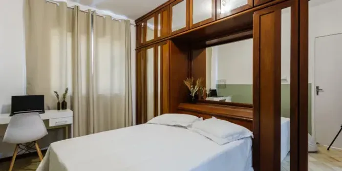 Quarto privativo mobiliado em apartamento compartilhado no Trindade