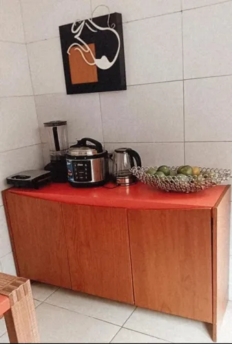 Buffet com mesa de jantar com quatro ou seis cadeiras
