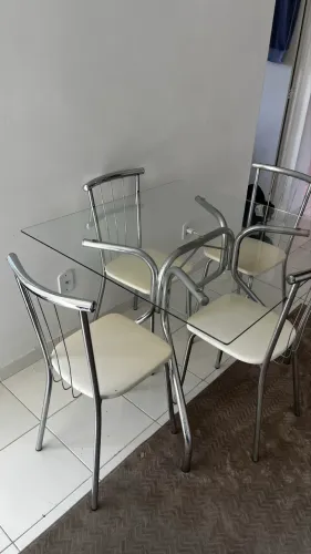 Mesa com quatro cadeiras