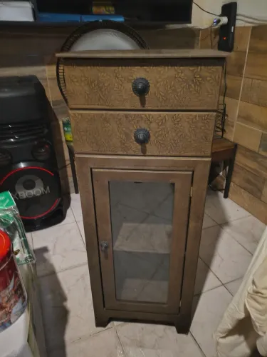 Vendo pequena cristaleira artesanal