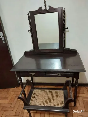 Vendo Penteadeira em madeira maciça somente para Uberlândia