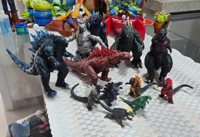 Lote de figuras do Godzilla e Shin Godzilla
