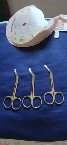 3 Tesoura de cortar praca de colostomia