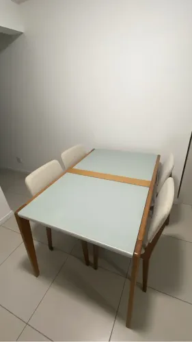 Mesa Retrátil com tampo de Vidro e 4 cadeiras