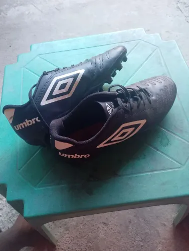 Chuteira umbro preta, tamanho 43