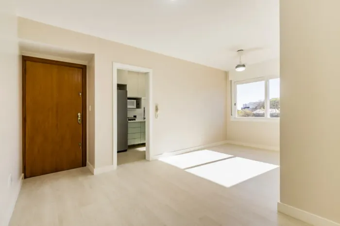 Apartamento de 2 dormitórios totalmente reformado no Menino Deus | 66m² | Elevador | R$ 49