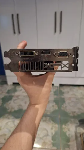 XFX Radeon R7 200 de 1GB DDR3.