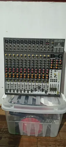 Mesa de som Behringer Xenyx 2442 FX