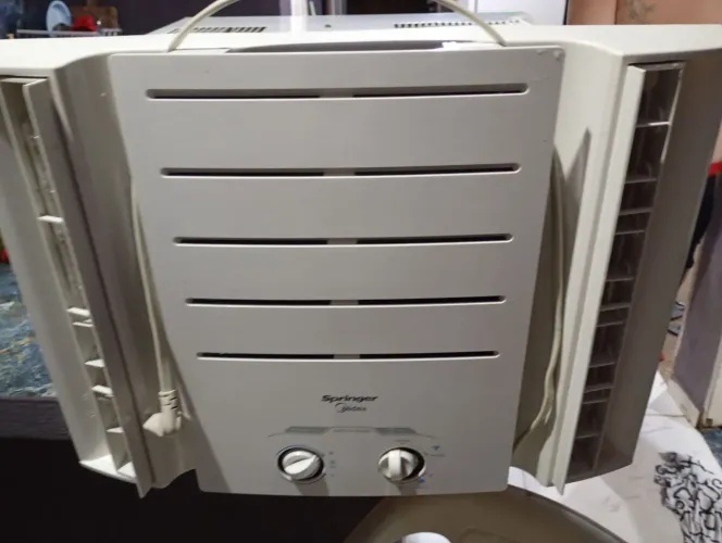 Ar condicionado Midea 7500 btus 220 volts gelando ótimo r$450