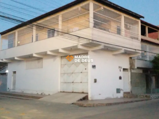 Excelente Casa Duplex Comercial no Bairro Henrique Jorge