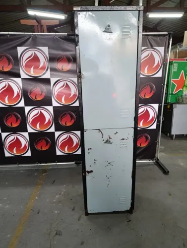 Armário / Roupeiro de aço 2 portas usado bem usado como pode ver nas fotos