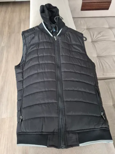 Colete Zara acolchoado preto c/ capuz