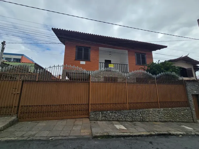 Excelente Casa 5 quartos 3 salas Varanda - pertinho do EPA