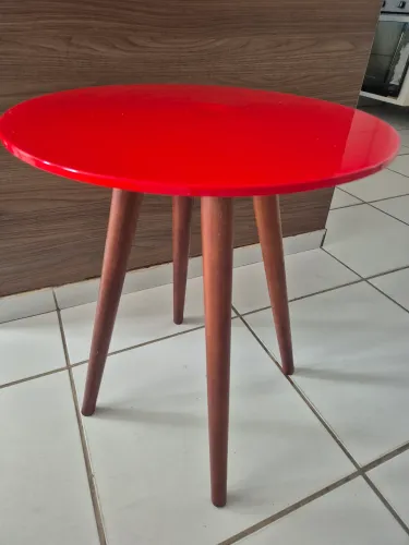  Mesa lateral de canto vermelha com pés de madeira 