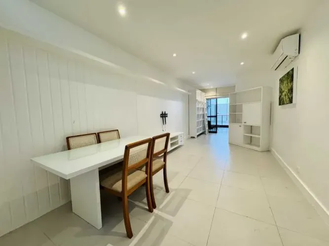 Excelente apartamento em Ipanema com 2 quatos suítes, 1 vaga de garagem, varanda - Próximo