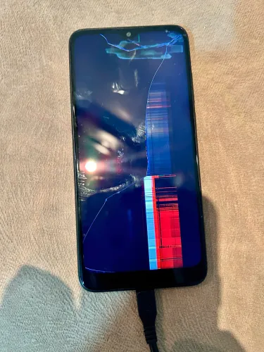 Smartphone TCL com tela quebrada, vendo para retirada de peças
