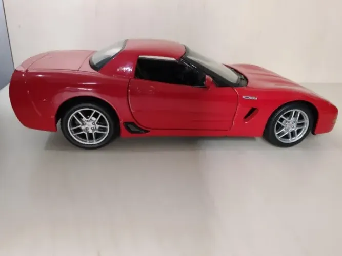 Miniatura Corvette 2002 1:24 (18 cm.) - Vermelho