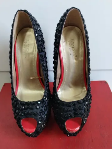 Sapato Peep Toe em Pedraria Preto