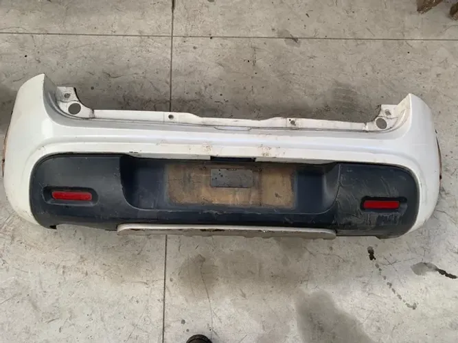 W pára-choque traseiro da Fiat uno way 