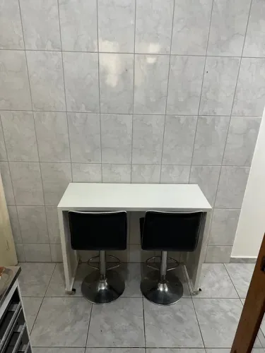 Mesa de Apoio + 2 Banquetas Couro