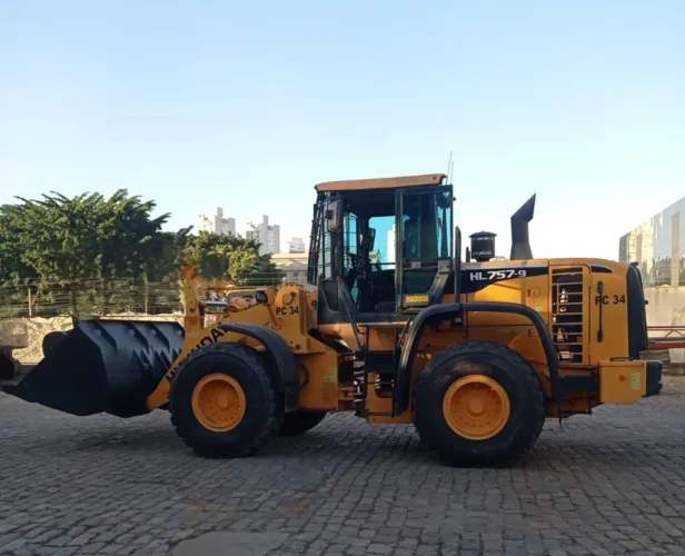 Pá Carregadeira Hyundai HL757-9 ano 2021 com 1.470 horas e ar condicionado, em SP