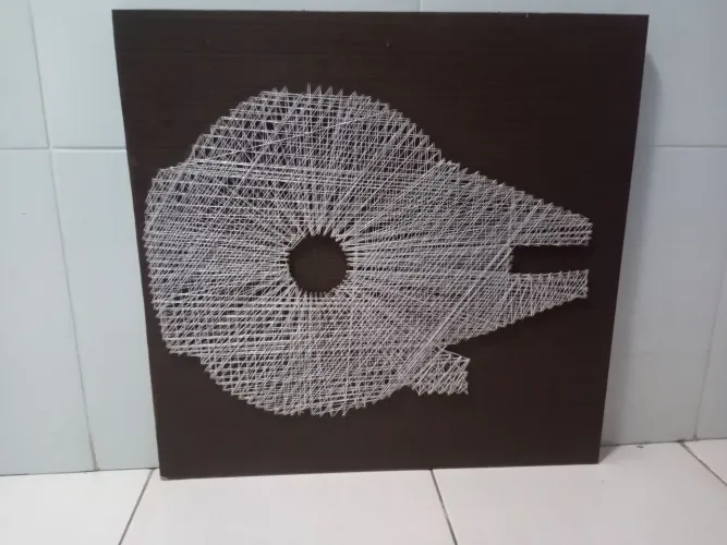Quadro de String Art Millennium Falcon