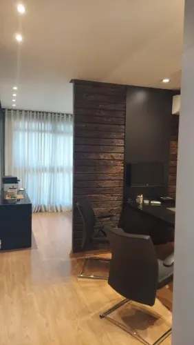 Escritório COMPLETO, mobiliado, dois ambientes, climatizado, sacada, lavabo, novo e lindo 