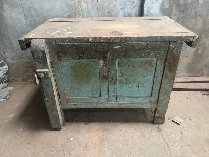 Bancada com uma morsa e 2 portas