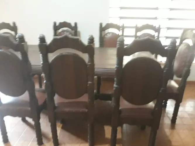 Jogo de armários ,mais mesa com 8 cadeiras ,fabricados em madeira maciça, todo torneado