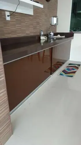 Fechamento de pia em vidro temperado com película marron.