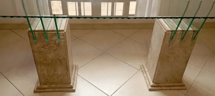 Mesa com Tampo de Vidro e Base em Mármore Travertino