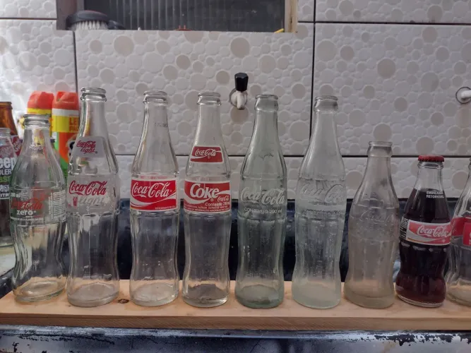 Coleção de garrafas antigas de Refrigerante.