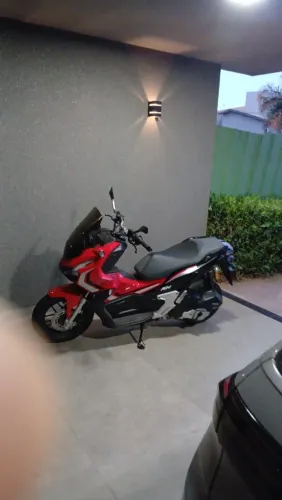 Scooter ADV 150 com bolha Fumê + brinde