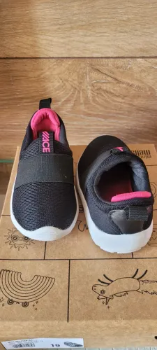 Tênis Infantil Preto com Detalhes Rosa