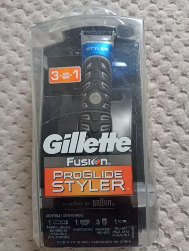 Aparador de cabelo e barba à pilha. Gillette.